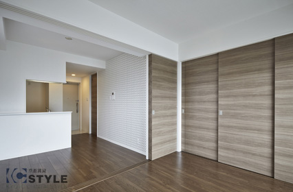 統一感のある建具とフローリングの木目調にモザイク柄のデザインクロスがオシャレ（301号）