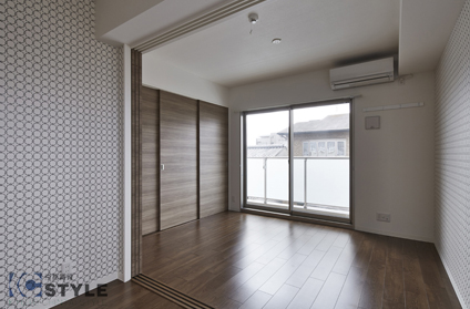 壁一面のクローゼットに冷暖房完備の洋室（301号）