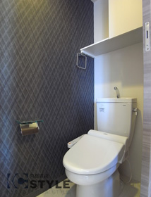 シックなデザインクロスが綺麗なウォシュレット付トイレ