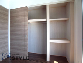 洋室の壁一面に配置されたクローゼットは分割されたスペースが便利（全タイプ共通）