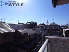 南側は道路を挟んで２階建ての家が多く抜けていて明るいです（301号）