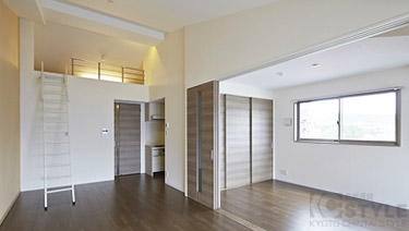 落ち着きのある木目調の室内デザイン