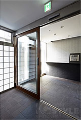 採光とプライバシーを両立させたオートロックエントランス