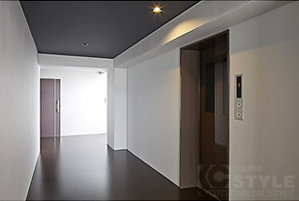 落ち着きと高級感のある共有部廊下