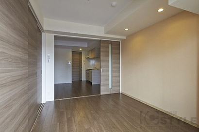 木目調のデザインクロスをダウンライトが照らすお洒落な室内