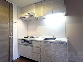 広々とした収納スペースを持つシステムキッチン