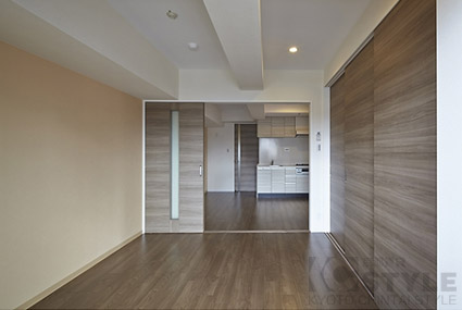 木目のブラウンが落ち着きのあるデザイナーズルーム