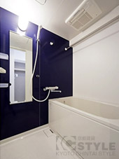 デザインパネルがアクセントになった浴室