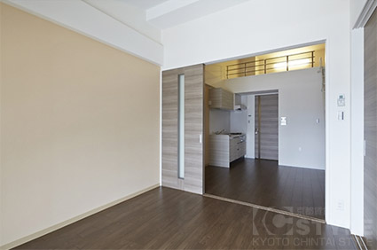 最上階はロフト付。天井高が高く開放感があります