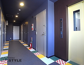 高級感の中にモダンな印象を演出する総石張りの1階共用フロア