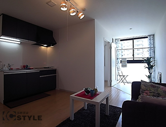 多目的に利用できるインナーバルコニーは、天井から床まで大きい開口部で採光良好です（05号type）