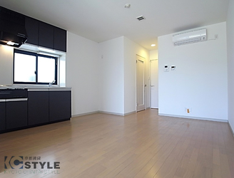 ナチュラルカラーが優しい印象の広いリビングスペース（02号type）