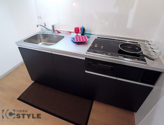 お手入れがしやすく、高効率な３口IHコンロ装備のワイドシステムキッチン完備