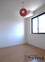 ダブルベッドが入る設計の寝室