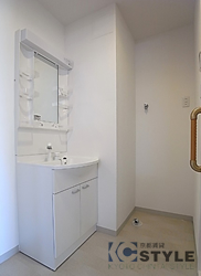 シャンプードレッサーに室内洗濯機置場完備の脱衣場