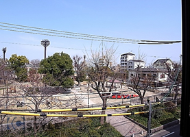 建物前に広がる綺麗な桃谷公園で休日に寛いでみては