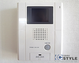 来訪者を確認できるオートロック連動モニター付インターホン完備