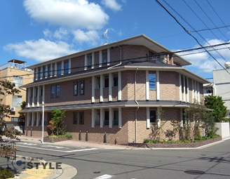 周囲が抜けている角地に一際輝く、拘りのデザイン性