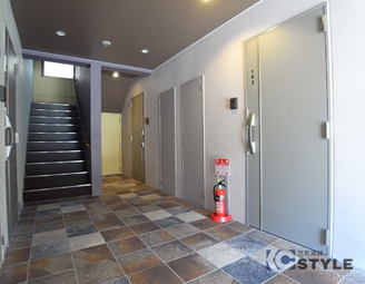 高級感の中にモダンな印象を演出する総石張りの1階共用フロア