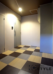 コントラストを効かせたカラーの上層フロア