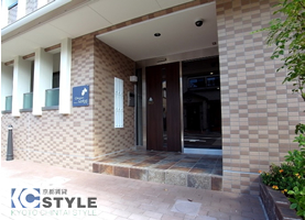 防犯カメラに来訪者を確認できるオートロックエントランス