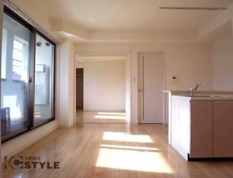 大型ハイサッシを採用し、採光を最大限に高めた明るく広がりを感じるリビング（102・202type）