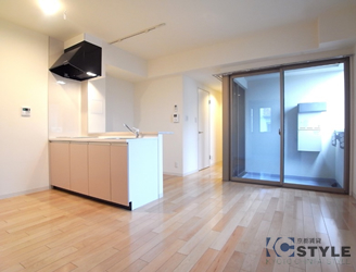 コントラストの効いたカラーコーディネートで、空間を区切る斬新なデザイン（302・202号type） 