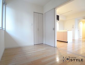 壁一面の後ろにウォークインクローゼットを完備した寝室からリビングに向って（103・203type）