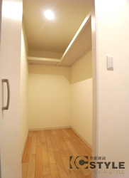 玄関横に包容力ある大型納戸スペース（103・203type）