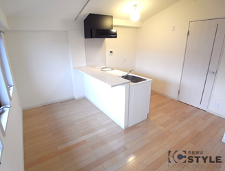 木目が強調された落ち着いたフローリングは、どんな家具でも合わせやすいデザイン（301type）