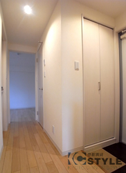 大型シューズインクロークを確保した玄関