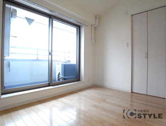 大型ハイサッシが明るく壁一面の後ろにウォークインクローゼットを完備した寝室（302type）