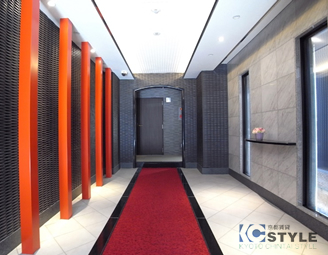 朱色の柱とレッドカーペットが特別な邸宅感を
演出してくれる 