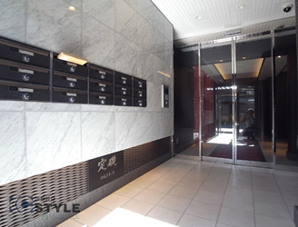 防犯カメラに来訪者を確認できるオートロックエントランス