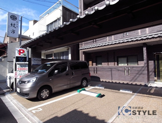 敷地内に設置されたコインパーキングが便利