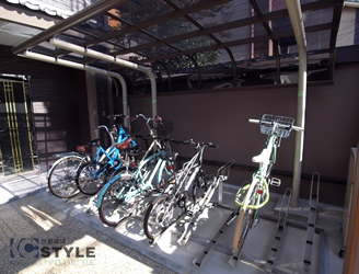 住戸数分確保された屋根付自転車駐輪場
（利用の場合は別途契約要） 