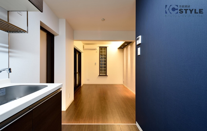 コントラストの効いたカラーコーディネートで、空間を区切る斬新なデザイン （402号type）