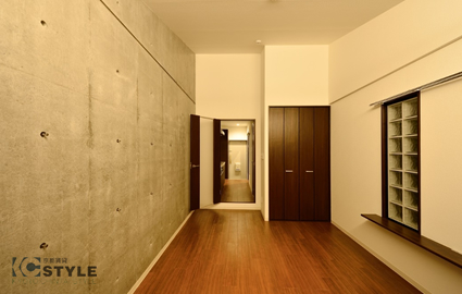 コンクリート打放しは壁式工法による壁厚が厚い証しでもあり、隣接住戸への騒音も気になりにくく、無駄な柱が室内にないのも魅力 