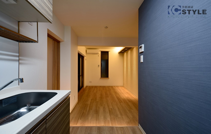 コントラストの効いたカラーコーディネートで、空間を区切る斬新なデザイン（302・202号type） 