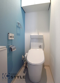 収納庫も豊富に設置されたウォシュレットデザイントイレ 