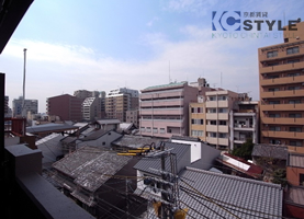 街中では少ないマンション周りの抜けた立地で採光、風通し良好