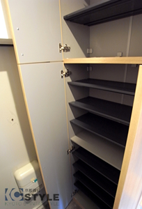 可動棚式でブーツ等も収納しやすい