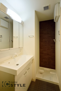 スクエアな大型シャンプードレッサに室内洗濯機置場