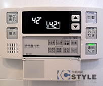 追炊き、自動湯張り等多機能なバスルーム給湯器リモコンパネル 