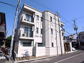 欧州のアパルトメントのようなお洒落な外観日が経つにつれて深みを増すカラーリング