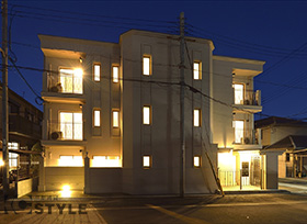 夕暮れには幻想的な照明で帰宅をお迎え近隣の防犯にも配慮されたマンション
