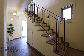 エントランスアプローチから階段まで統一されたヴィンテージ調の館内装