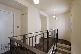 廊下照明、手すりに至るまで色調と形状にこだわり尽くされた仕様でお部屋まで誘導