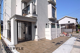 敷地南側入口に設けたオートロック集合玄関ヨーロッパ調のモダンな門構え