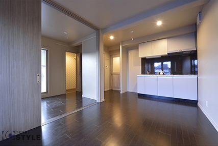 艶のないウォールと無垢調の建具が間接照明とマッチしたお洒落な内装美、システムキッチン完備のＬＤＫ（01号室）